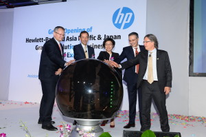 HP Executives and Guest of Honor, Thien Kwee Eng, Assistant Managing Director of the Singapore Economic Development Board, at the opening ceremony for the HP Graphics Solutions Centre of Excellence and new Indigo Ink Manufacturing facility