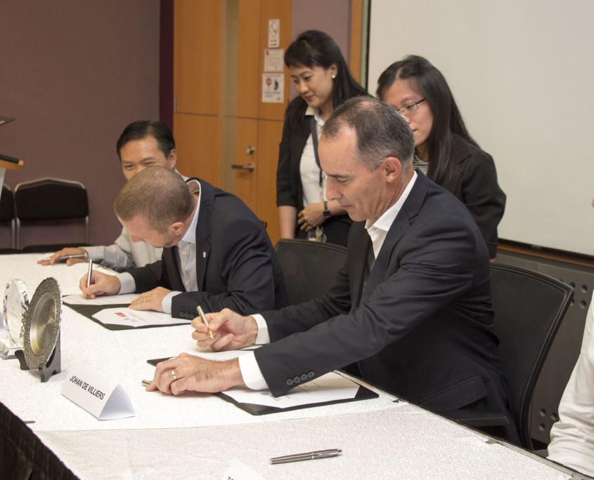Michael Anderton and Johan de Villiers sign the MOU between Johnson Controls and ABB in Singapore