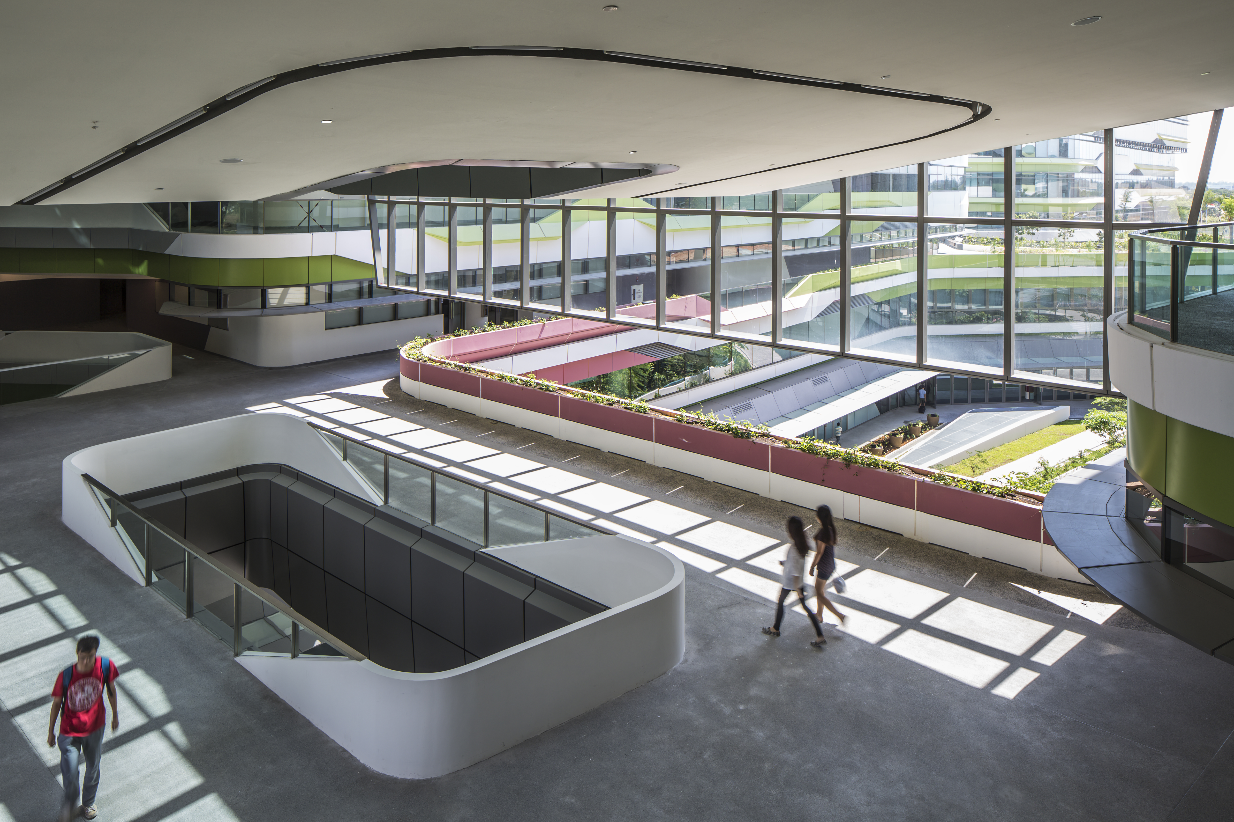 The campus enables open interaction between students and staff from the four academic pillars, through meetings at the various collaborative spaces