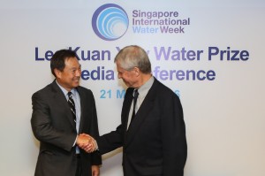 Mr Ng Joo Hee (L), Chief Executive, PUB, and Professor John Anthony Cherry (R), Lee Kuan Yew Water Prize 2016 laureate.