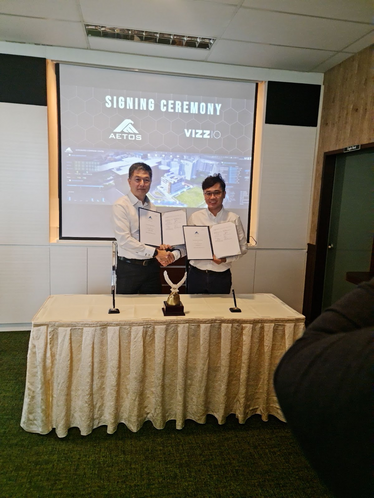 Photo signing of mou by alfred fox and dr jon lee photo credit to vizzio technologies